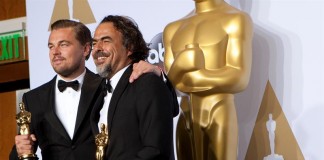 El director Alejandro González Iñárritu (d) posa con su Óscar a Mejor Director junto al actor Leonardo DiCaprio (i) quien sostiene su Óscar a Mejor Actor, ambos por la película "The Revenent" en la sala de prensa de la edición 88 de los Premios Óscar, en el Teatro Dolby de Los Ángeles, California (EE.UU.). EFE