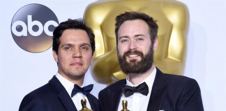 Christopher Ogilvy (i) y Benjamin Cleary (d) posan con el premio Óscar conseguido por el cortometraje "Stutterer" hoy, domingo 28 de febrero de 2016. EFE