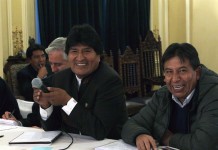 El presidente boliviano, Evo Morales (c), sonríe junto al canciller David Choquehuanca (d) hoy, martes 1 de marzo de 2016, durante una reunión con los sindicatos de obreros y campesinos afines al presidente. EFE