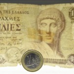 En la imagen, una moneda de euro y un billete de mil dracmas griegos. EFE/Archivo