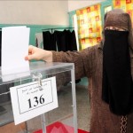 Una mujer marroquí vota en un centro electoral de Casablanca, durante la jornada de elecciones en Marruecos. EFE/Archivo