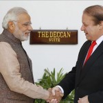 El primer ministro indio, Narendra Modi (dcha), estrecha la mano de su homólogo paquistaní, Nawaz Sharif (izq). EFE/Archivo
