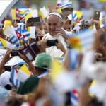 El papa Francisco a su llegada en el pamóvil a la Plaza de la Revolución de La Habana para oficiar su primera misa en Cuba, a la que asistirán miles personas que ya están congregadas en el que se considera uno de los lugares más emblemáticos del país.EFE