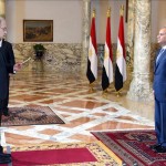 El primer ministro egipcio, Sherif Ismail (i), jura su cargo ante el presidente del país, Abdel Fattah al-Sisi (d), hoy en El Cairo. EFE