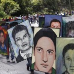 Normalistas de la escuela rural de Ayotzinapa sostienen retratos de los 43 estudiantes desaparecidos durante una caminata hoy, jueves 24 de septiembre de 2015, con rumbo a la ciudad de Chilpancingo para fortalecer el segundo encuentro que los padres de los 43 normalistas desaparecidos sostienen con el presidente Enrique Peña Nieto. EFE