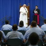 El papa Francisco habla durante su visita a la prisión Curran-Fromhold, cerca de Filadelfia, donde se dirigió a cerca de un centenar de presos hoy 27 de septiembre de 2015. EFE