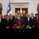 La presidenta de Chile Michelle Bachelet (c) realiza una declaración acompañada de ministros y los presidentes de los partidos políticos tras conocerse el fallo sobre la objeción preliminar que presentó Chile ante la Corte Internacional de la Haya, en el Palacio de La Moneda en Santiago de Chile (Chile). EFE