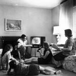 Una familia mirando televisión