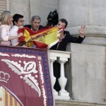 Guerra de banderas en el balcon del Ayuntamiento de Barcelona