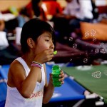 Una niña hace burbujas en un albergue que acoge a víctimas de un deslave en Santa Catarina Pinula, este martes 6 de octubre de 2015. EFE