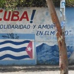 Una mujer camina frente a un mural con la imagen del "Che Guevara" en Managua (Nicaragua). EFE/Archivo