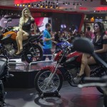 Modelos posan sobre motocicletas, este 7 de octubre de 2015, durante la inauguración del Salón Internacional de la Motocicleta, en Sao Paulo (Brasil). EFE