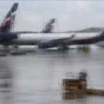 Aviones estacionados bajo una lluvia. EFE/archivo