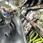 Una mujer pasa por la sección de vegetales en un supermercado Sainsbury, en Londres (Reino Unido). EFE/Archivo