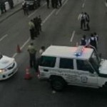 Seis funcionarios de la Policía de Baruta y cuatro civiles resultaron heridos luego que dos granadas fueran arrojadas en la entrada de Las Mercedes durante la madrugada de este domingo.