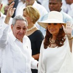 El presidente de Cuba, Raúl Castro, y su homóloga argentina, Cristina Fernández de Kirchner, fueron registrados este domingo al saludar a su llegada a la misa oficiada por el papa Francisco, en la plaza de la Revolución de La Habana (Cuba). EFE