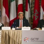 El secretario de Estado estadounidense, John Kerry (c), acompañado por el ministro de Exteriores turco, Feridun Sinirlioglu (d), preside el Foro Global Antiterrorista que se celebra en Nueva York, con la asistencia de los ministros de Exteriores de varios países. EFE