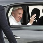 El papa Francisco saluda desde un vehículo en la base aérea de Andrews, Maryland (EE.UU.). EFE