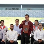 Fotografía proporcionada por la Presidencia de México hoy, lunes 7 de septiembre de 2015, que muestra al mandatario Enrique Peña Nieto (c) en un acto público en la ciudad mexicana de Puebla .