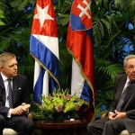 El presidente de Cuba, Raúl Castro (d), se reúne con el primer ministro de Eslovaquia, Robert Fico (i), tras la ceremonia oficial de recibimiento, este 8 de octubre de 2015, en el Palacio de la Revolución de La Habana (Cuba). EFE
