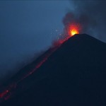 Fotografía del volcán de Fuego al sur de la Ciudad de Guatemala (Guatemala). EFE/Archivo