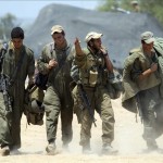 Soldados israelíes cargan con su equipo mientras se dirigen a tomar un transporte militar mientras se levanta un campamento en el sur de Israel, cerca de la franja de Gaza. EFE. Archivo