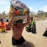 Cientos de colombianos cargan sus pertenencias por el río Táchira desde Venezuela hacia el sector La Parada (Colombia) en Cúcuta (Colombia). EFE