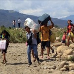 Cientos de colombianos cargan sus pertenencias por el río Táchira desde Venezuela hacia el sector La Parada (Colombia), este 25 de agosto, en Cúcuta (Colombia). EFE