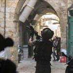 Un policía israelí apunta con su lanzagranadas durante los disturbios en las calles próximas a la mezquita de Al Aqsa en la Ciudad Vieja de Jerusalén (Israel), la semana pasada. EFE