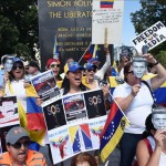 Con carteles y máscaras de presos políticos en Venezuela, venezolanos protestan pacíficamente hoy, sábado 19 de septiembre de 2015, frente al Simon Bolivar Memorial, Washington DC, (EEUU). EFE