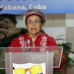 La guerrillera colombiana de las FARC-EP Victoria Sandino lee un comunicado, hoy, martes 6 de octubre de 2015, en La Habana (Cuba), donde continúan los diálogos de paz con los representantes del Gobierno colombiano. EFE