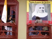 Cuadro de madre Laura da la bienvenida en Jericó a su canonización