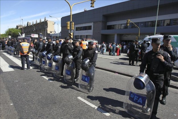 El gobierno argentino decreta aumentos salariales para las fuerzas de seguridad
