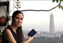 La bloguera cubana Yoani Sánchez mostrando su pasaporte en su casa en La Habana (Cuba). EFE/archivo