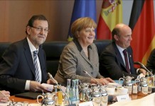 La canciller alemana, Angela Merkel (c), junto al presidente del Gobierno español, Mariano Rajoy y el ministro de Economía, Luis de Guindos (d), durante la XXIV cumbre bilateral celebrada hoy en Berlín. EFE