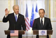 El presidente de Francia, François Hollande (d), da una rueda de prensa conjunta con el vicepresidente de EE.UU., Joe Biden (i), durante su encuentro en el Palacio del Elíseo de París, Francia. EFE
