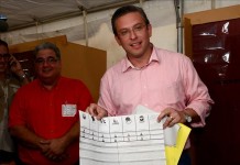 Alejandro García Padilla, muestra su voto a los periodistas hoy, martes 6 de noviembre 2012, en el centro comunal del sector La Barra, en el municipio de Caguas, Puerto Rico. EFE/Archivo