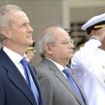 El ministro de Defensa de Perú, Pedro Cateriano (c), recibe a su homólogo español, Pedro Morenés (i), acompañado del jefe del Comando Conjunto de las Fuerzas Armadas de Perú, José Cueto Aservi (d), en el Cuartel General del Ejército del Perú, en Lima. EFE