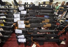 Rifles semiautomáticos son exhibidos para su venta en la Mue