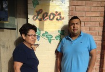 Maria Estrada y su hijo Leo Romero López, propietario de "Leo's" el único restaurante mexicano de West, son algunos de los residentes de la ciudad texana que están tratando de ayudar a sus vecinos tras la explosión de la planta de fertilizantes de esa localidad. EFE