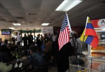 Detalle de dos banderas, la estadounidense y la venezolana puestas frente a decenas de venezolanos el 7 de marzo 2013, durante una conferencia de prensa celebrada en el restaurante "El Arepazo 2" en Miami, Florida por la Asociación de Venezolanos Americanos. EFE/Archivo