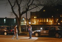 Un policía pregunta a un vecino durante la operación de búsqueda de los dos sospechosos de los atentados de Boston, en la localidad de Watertown, al oeste de la ciudad. EFE