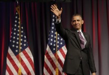 El presidente estadounidense, Barack Obama, saluda a los asistentes durante una recaudación de fondos en Washington, Estados Unidos hoy, viernes 26 de abril de 2013. EFE