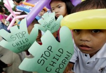 Menoresparticipan con pancartas donde se puede leer 'Detengan la pornografía infantil'. EFE/archivo