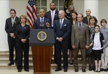 El presidente de EE.UU., Barack Obama (c), pronuncia unas palabras junto a su vicepresidente, Joe Biden (3d), la exrepresentante demócrata por Arizona, Gabrielle 'Gabby' Giffords (i), y otras víctimas de violencia de armas en el Rose Garden de la Casa Blanca, este 17 de abril, en Washington (EE.UU.). EFE