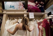 Una mujer observa los diferentes modelos de trajes de novia. EFE/Archivo