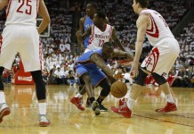 El jugador de los Thunder de Oklahoma, Reggie Jackson (c) pierde el control del balón en el partido contra los Houston Rockets. EFE