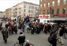 Imagen de las calles del El Barrio latino de Harlem en Nueva York durante una celebración. EFE/File