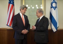 El secretario de Estado de EE.UU., John Kerry (i), conversa con el primer ministro israelí, Benjamin Netanyahu, durante su reunión en Jerusalén. EFE