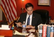 El senador republicano Marco Rubio trabaja en su despacho en el Senado. EFE/Archivo